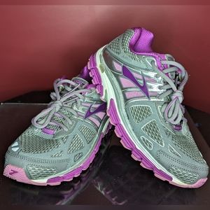 Brooks Women size 8 Grey/Violet Ariel 14 Running shoe.
